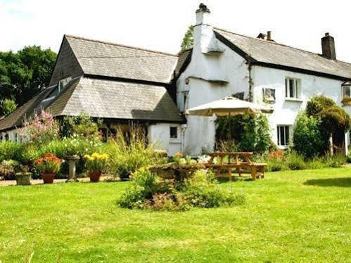 The Nobody Inn Christow Екстериор снимка
